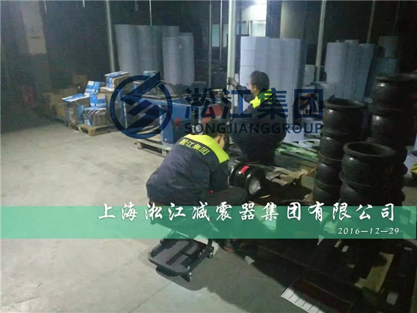 向此刻依旧奋战在.*线的同志们致敬！